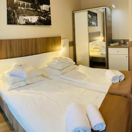 Fenyves Szalloda Es Konferencia-koezpont Hotel Baktaloranthaza