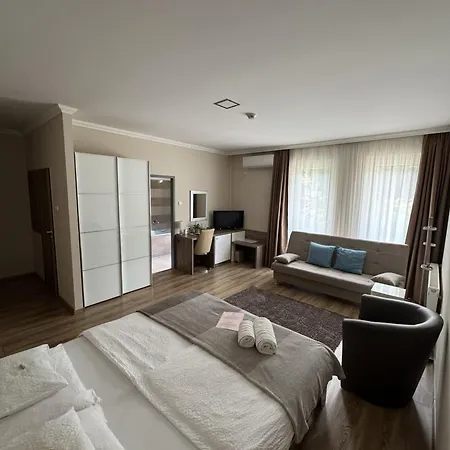 Hotel Fenyves és Konferencia-központ Baktaloranthaza