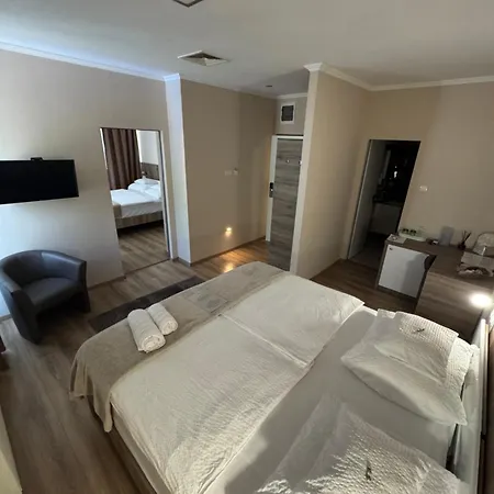 Fenyves Szalloda Es Konferencia-koezpont Hotell 4*